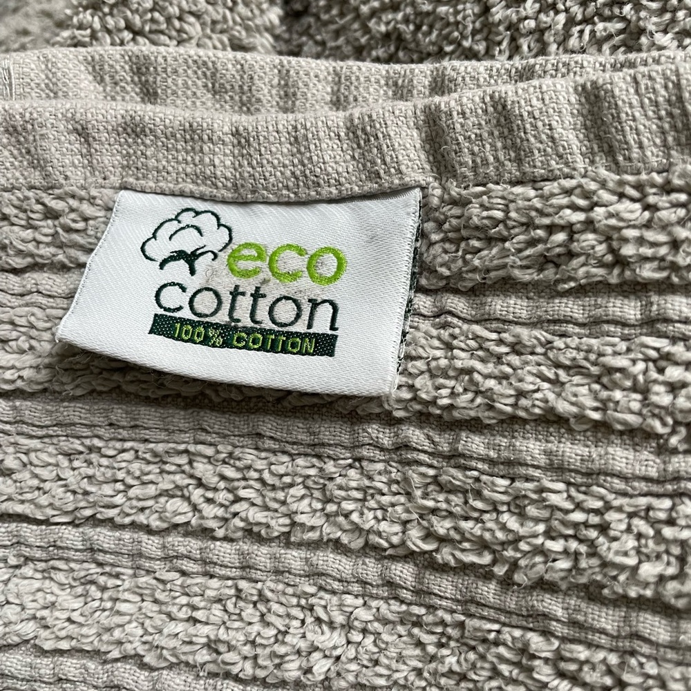 4 Grey Bath Towels - Picture 2 of 7